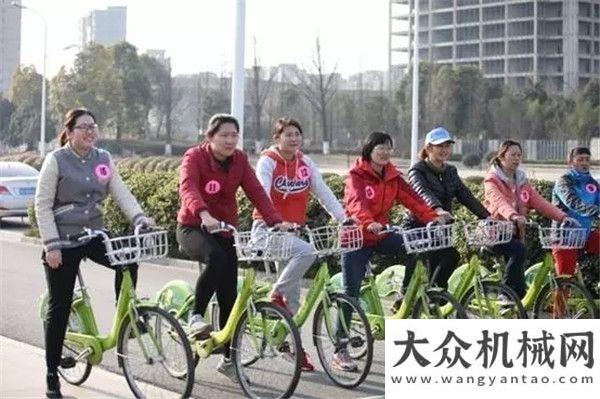 稀漿封層車徐工女神節(jié) ： 春風(fēng)十里，不如你智能稀