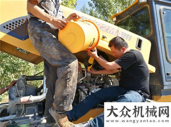 略合作協(xié)議山推“道機客戶關愛行”活動走進塔城玉柴集