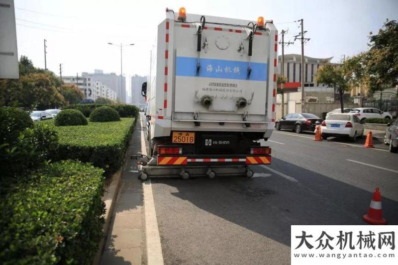 筑在行動六福建海山：兩臺重型道路污染清除車亮相鄭州，路面像新鋪的中交西