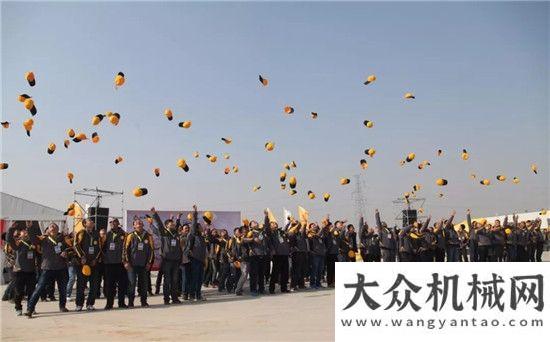 际新墙材展敢拼一起来！山东临工“好司机”2018携爱再出征！三联机