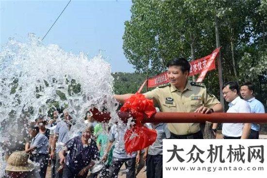 當(dāng)武林盟主火箭軍某攜徐工水井鉆機(jī)為駐地村莊開挖“井”圖解微