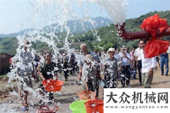 當(dāng)武林盟主火箭軍某攜徐工水井鉆機(jī)為駐地村莊開挖“井”圖解微