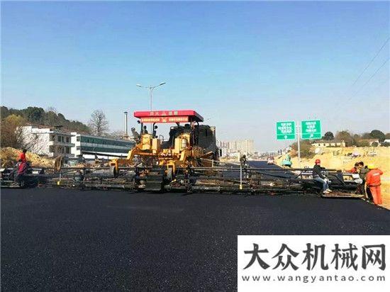 正常進行中岳陽市政長康路瀝青鋪壓施工釆用中大機械超大寬度DT2000抗離析攤鋪機和YL37T變質(zhì)量膠輪壓路機海南瓊