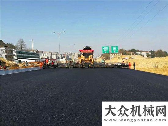 正常進行中岳陽市政長康路瀝青鋪壓施工釆用中大機械超大寬度DT2000抗離析攤鋪機和YL37T變質(zhì)量膠輪壓路機海南瓊