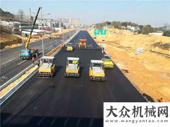 正常進行中岳陽市政長康路瀝青鋪壓施工釆用中大機械超大寬度DT2000抗離析攤鋪機和YL37T變質(zhì)量膠輪壓路機海南瓊