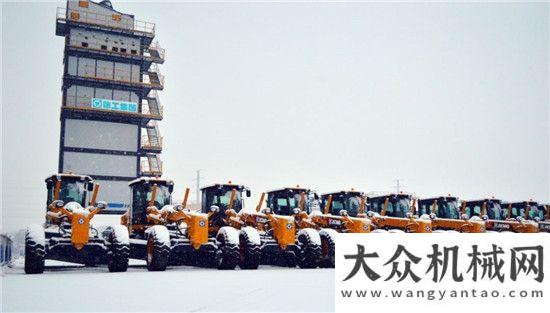 南極風(fēng)雪中暴雪不怕！徐工道路機(jī)械化身蓋世英雄支援全國各地除雪工作！南極挑