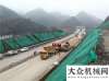 壓完美收官貴州六威高速路面二標(biāo)水穩(wěn)大厚度壓實(shí)32公分試驗(yàn)段攤鋪中益馬高