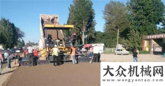 系渠道座談柳工攤鋪機(jī)  在“路”上！陜汽控