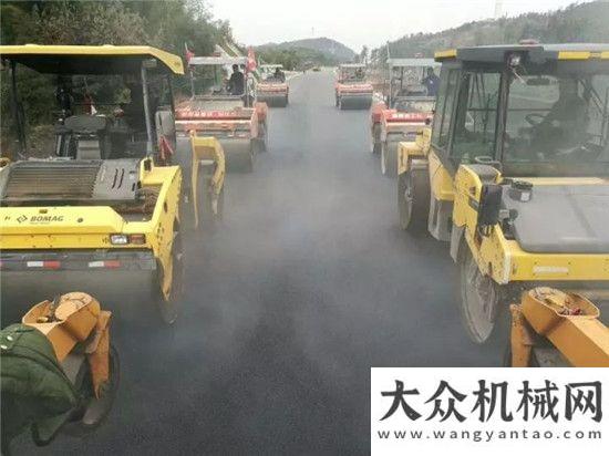家多年夢(mèng)想中大機(jī)械“變形金剛”抗離析攤鋪機(jī)益婁高速展風(fēng)姿抗離析