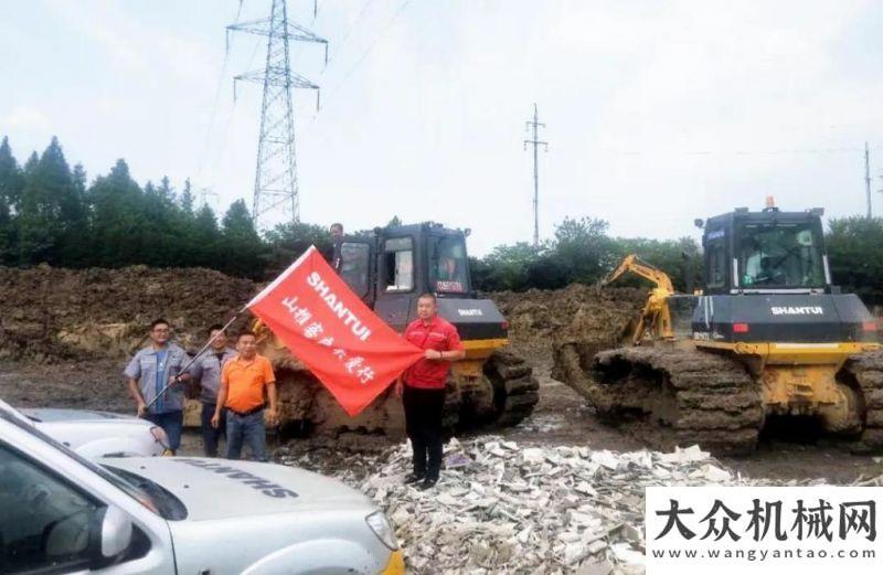 車參觀指導(dǎo)山推2020“客戶關(guān)愛行”走進(jìn)江淮大地?zé)崃覛g