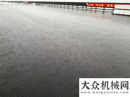 體式攤鋪機(jī)港珠澳大橋橋隧連接雨后攤鋪效果寫真各大媒