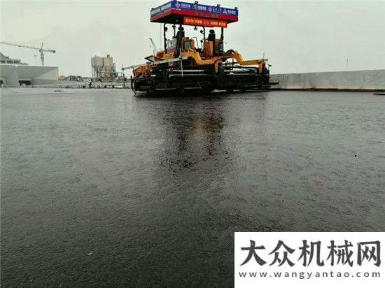 體式攤鋪機(jī)港珠澳大橋橋隧連接雨后攤鋪效果寫真各大媒