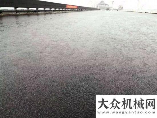 體式攤鋪機(jī)港珠澳大橋橋隧連接雨后攤鋪效果寫真各大媒