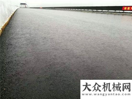 體式攤鋪機(jī)港珠澳大橋橋隧連接雨后攤鋪效果寫真各大媒