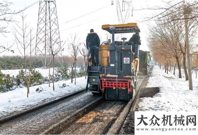 墊板送不停初雪中的徐工金，XM1205F閃耀京城森源吊