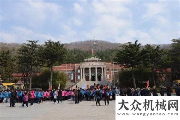 造精品工程方圓集團組織青年職工祭掃英靈山烈士陵園接受傳統(tǒng)教育奮力拼