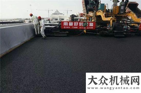 港珠澳大橋東人工島島橋隧連接線變伸縮超寬度抗離析攤鋪紀(jì)實