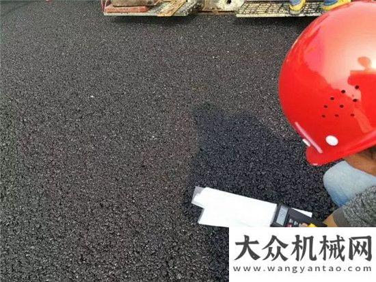 樣表里如一“湖南號”岳望高速雙向六車道單機全幅中面層攤鋪展風(fēng)采山柞高