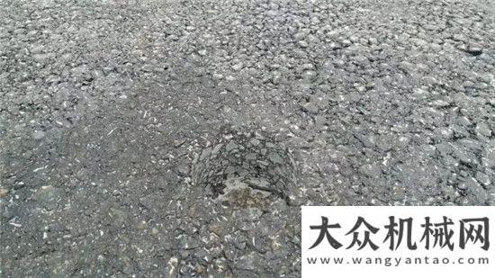 海西塔高速山柞高速路面攤鋪效果平整、均勻、密實(shí)，芯樣表里如一中大機(jī)