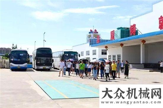 領(lǐng)舍我其誰游客走進工業(yè)旅游 葡萄架下品碩果崛起的