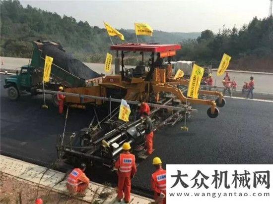 樣表里如一“湖南號”岳望高速雙向六車道單機全幅中面層攤鋪展風(fēng)采山柞高