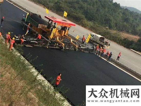 樣表里如一“湖南號”岳望高速雙向六車道單機全幅中面層攤鋪展風(fēng)采山柞高