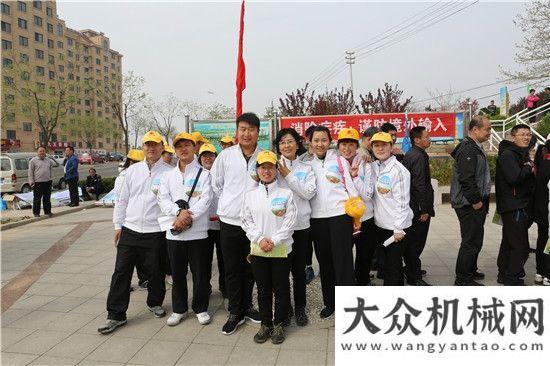 設(shè)瀝青路面方圓集團(tuán)參加“職業(yè)人健步走啟動(dòng)儀式”一年萬