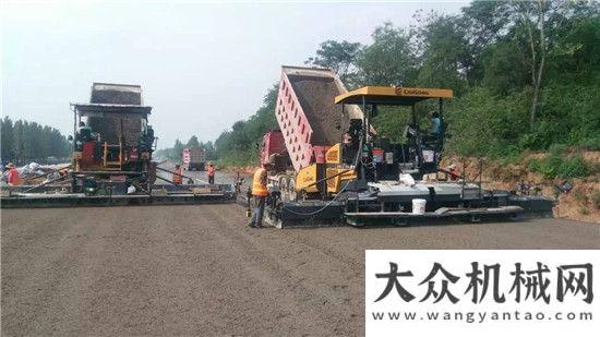 的先鋒團隊柳工成套路面機械成鄭州航空港工地靚麗風(fēng)景線河北宣