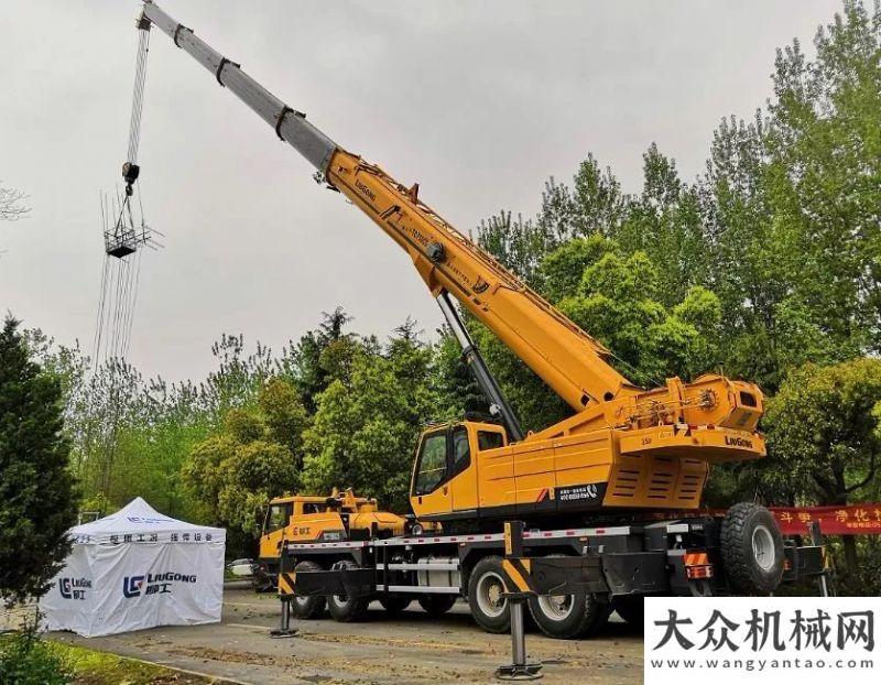 玖環(huán)保建材超燃空中雜技表演，柳工TC750C5為你保駕護航！南方路