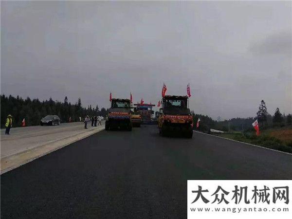 中大抗離析攤鋪機(jī)助力黎靖高速公路AC25瀝清下面層攤鋪