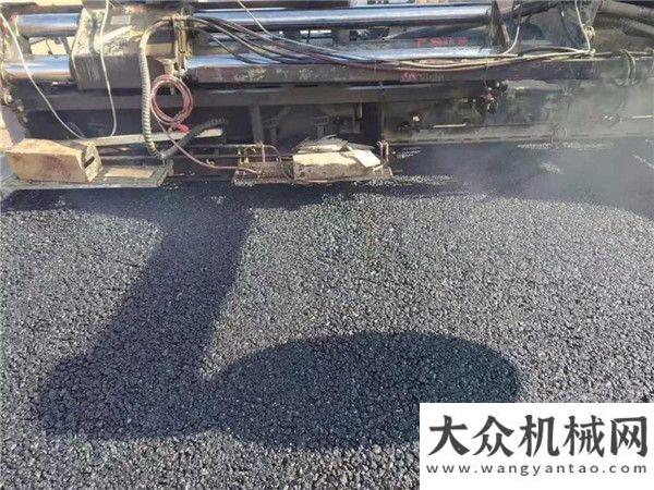 械考察指導(dǎo)中大機(jī)械：抗離析攤鋪機(jī)在平天高速11米到14.5米變幅攤鋪山東交