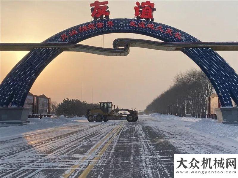 米變幅攤鋪“器” 三一C8系列平地機(jī)助力輕松除雪中大機(jī)