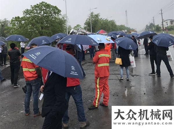 絲路馳罐車機(jī)友會(huì)微挖聯(lián)盟在鞏義市慶“五一”公路養(yǎng)護(hù)技能競賽上人氣真旺呀！西