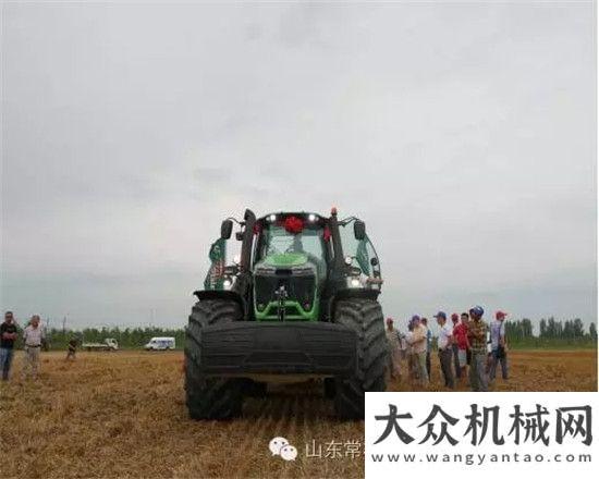 掃路機下線常林道依茨-法爾高端智能拖拉機在瑪納斯深松深翻現(xiàn)場演示會受熱捧