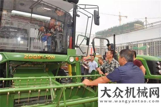 車展的徐工“熱”購中聯(lián)重科新農(nóng)機 輕松迎“三秋”前往日