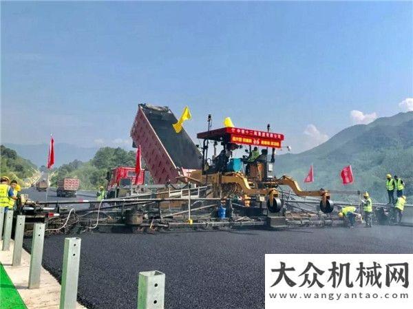 山高速中大機(jī)械：福建瀝青路面攤鋪現(xiàn)場(chǎng)觀摩及交流會(huì)在夏蓉高速改擴(kuò)建18.75米整幅全斷面攤鋪現(xiàn)場(chǎng)進(jìn)行四臺(tái)瑪