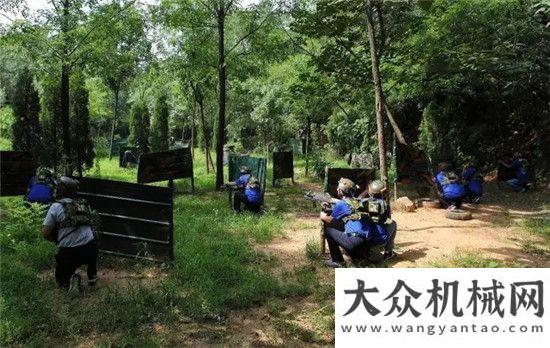 促產(chǎn)能跨越山重建機組織開展軍事拓展訓練重