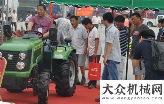 車展的徐工“熱”購中聯(lián)重科新農(nóng)機 輕松迎“三秋”前往日