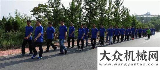 促產(chǎn)能跨越山重建機組織開展軍事拓展訓練重