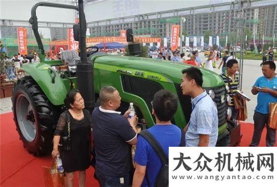 車展的徐工“熱”購中聯(lián)重科新農(nóng)機 輕松迎“三秋”前往日