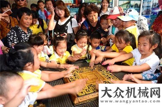 游拓展活動(dòng)英凰幼兒園舉行“親子葡萄采摘”活動(dòng)機(jī)遇團(tuán)