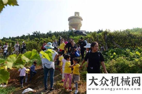 游拓展活動(dòng)英凰幼兒園舉行“親子葡萄采摘”活動(dòng)機(jī)遇團(tuán)