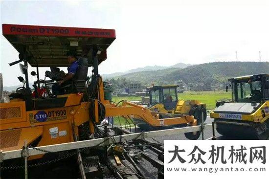 度攤鋪展示中大機(jī)械“變形金剛”結(jié)構(gòu)抗離析攤鋪機(jī)龍懷高速瀝青攤鋪正在如火如荼地進(jìn)行銷售變