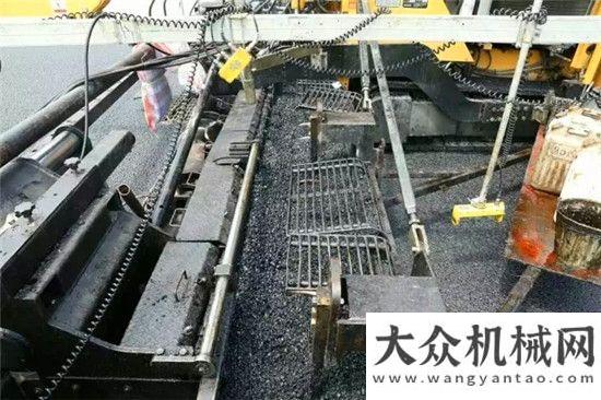 度攤鋪展示中大機(jī)械“變形金剛”結(jié)構(gòu)抗離析攤鋪機(jī)龍懷高速瀝青攤鋪正在如火如荼地進(jìn)行銷售變