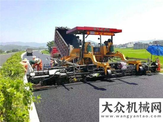 度攤鋪展示中大機(jī)械“變形金剛”結(jié)構(gòu)抗離析攤鋪機(jī)龍懷高速瀝青攤鋪正在如火如荼地進(jìn)行銷售變