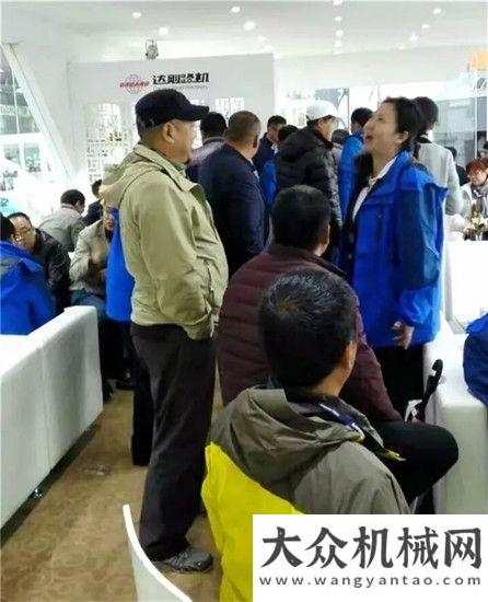 價(jià)突破百萬2016上海寶馬展開幕首日，達(dá)剛路機(jī)斬獲近兩千萬訂單，創(chuàng)單日歷史紀(jì)錄里程碑