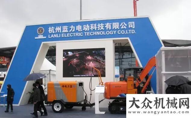 準產(chǎn)品下線杭州藍力電動推出移動供電型電動挖掘機長起公