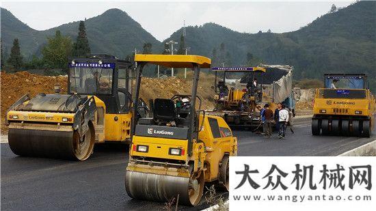 立合資公司柳工成套設(shè)備喜迎交車  為客戶提供道路施工全面解決方案三一集