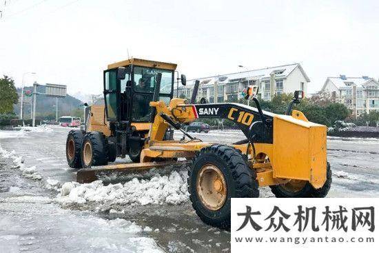 斗山挖掘機(jī)除雪破冰鏗鏘前行，三一在行動！雷神外