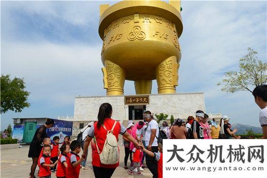 制素描鳳凰新城幼兒園“歡樂陽光親子葡萄采摘”活動舉行徐工液